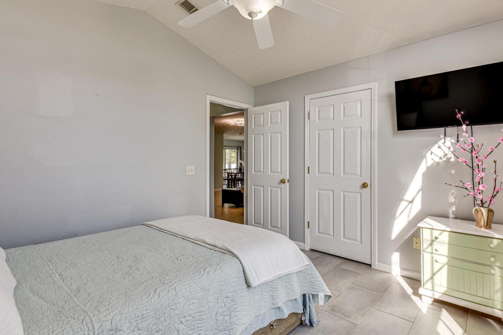 Pet-friendly Pcb With Hot Tub, Near Beaches!